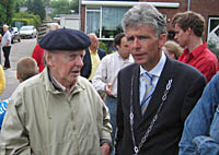 burgemeester De Jong en Louis le Roy in gesprek