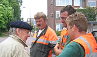 Le Roy in gesprek met plantsoendienst