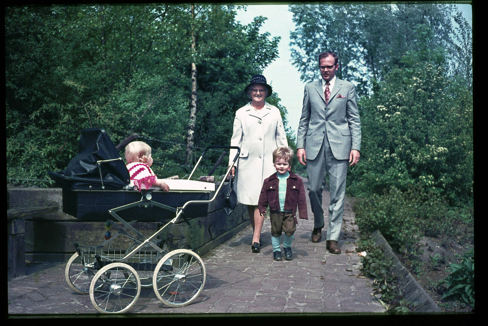 Familie Van der Hoek doen een zondagmiddagwandeling door Le Roy tuin Heerenveen 1972