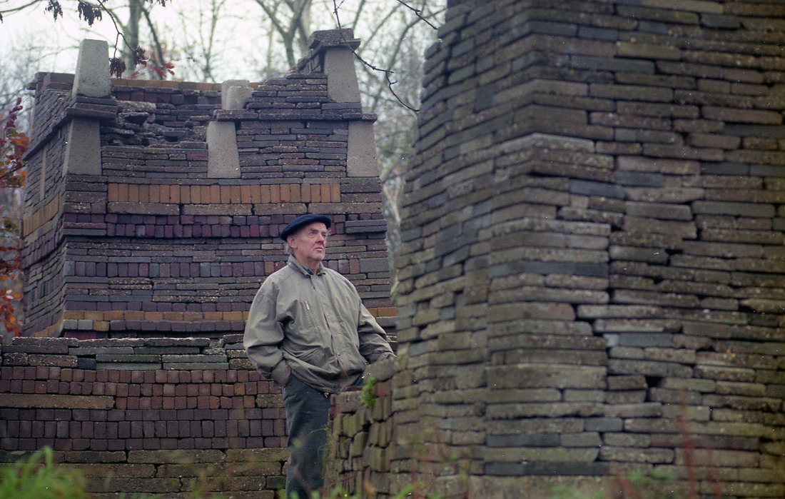 Louis Le Roy in zijn ecokathedraal in Mildam in 1996 (foto: Peter Wouda)