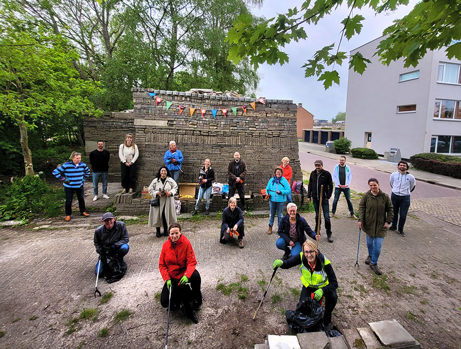 Vrijwilligers NL-Doet Le Roy tuin Heerenveen