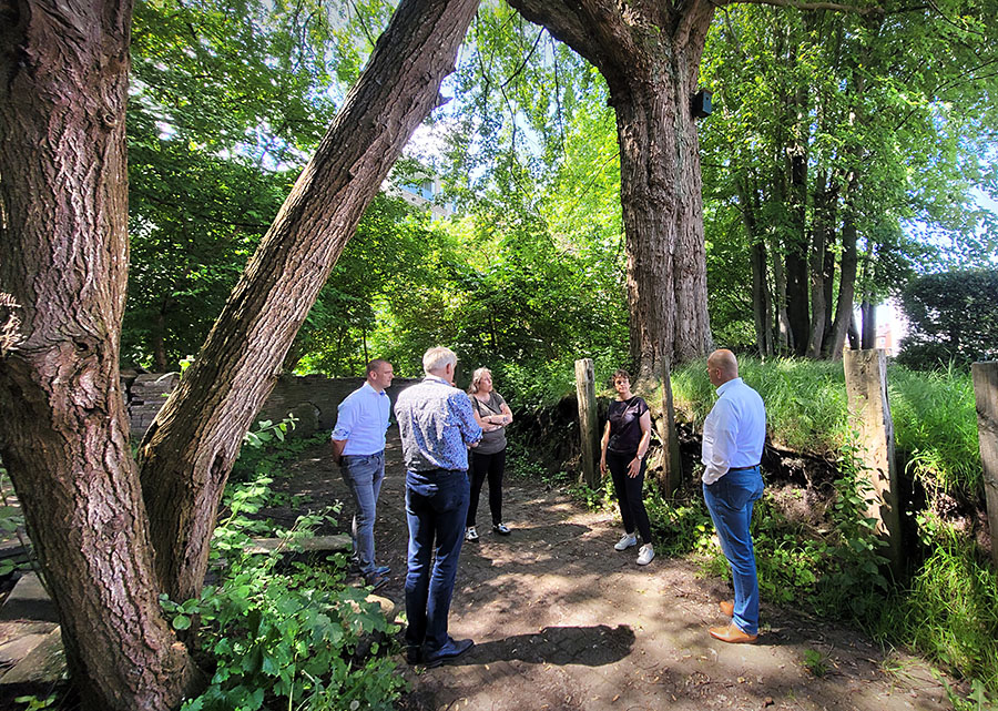 Wethouders Harlingen en heerenveen bezoeken le roy tuin ivm balklandpark