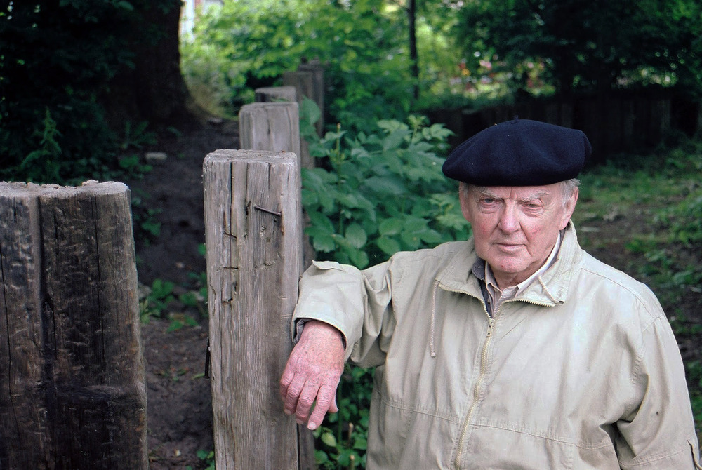 Portretfoto uit 2005 van Louis Le Roy in de Le Roy tuin. 