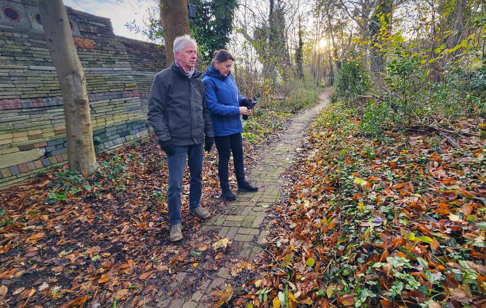 Alfred van Kempen en zin vrouw Yvonne van Groendomein Wasven in Eindhoven op bezoek in de Le Roy-tuin