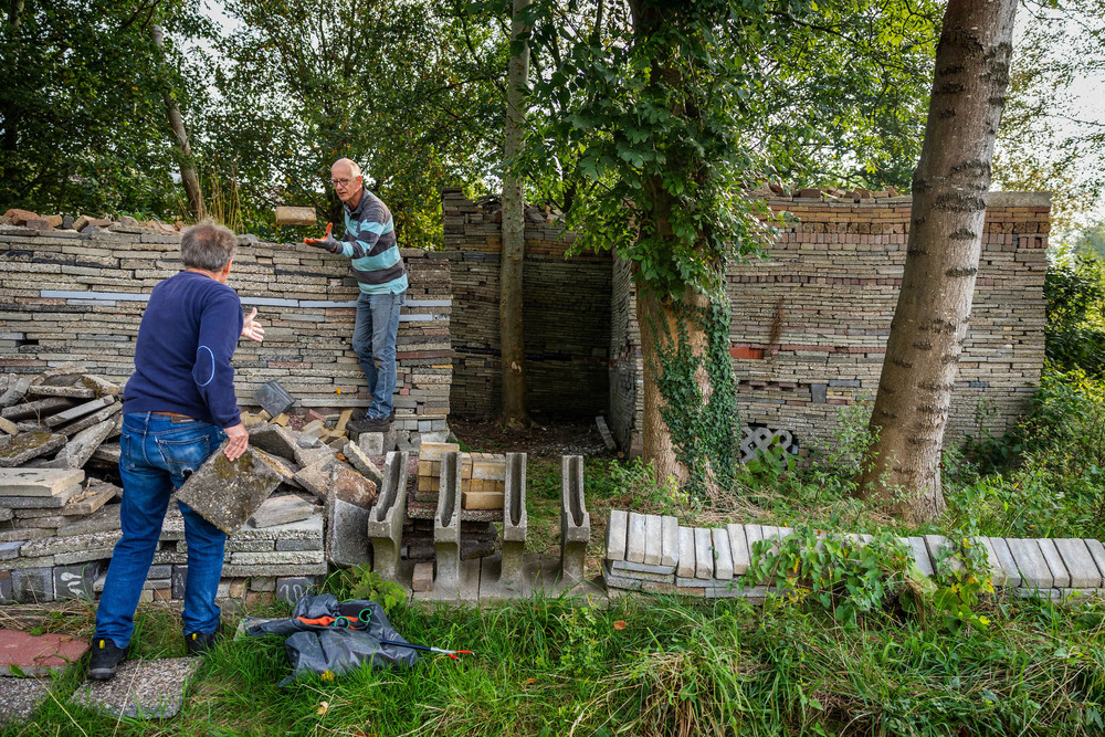 Willem Mulder en Peter Wouda in de Le Roy tuin aan het werk (foto: Herman Engbers)