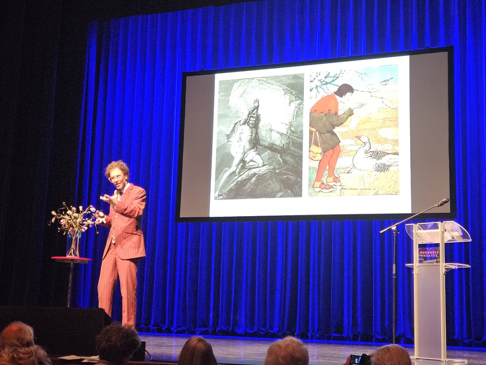 Bram Essert draagt zijn sprookje "Mag ik een momentje van uw tijd" voor op het TIJD-symposium