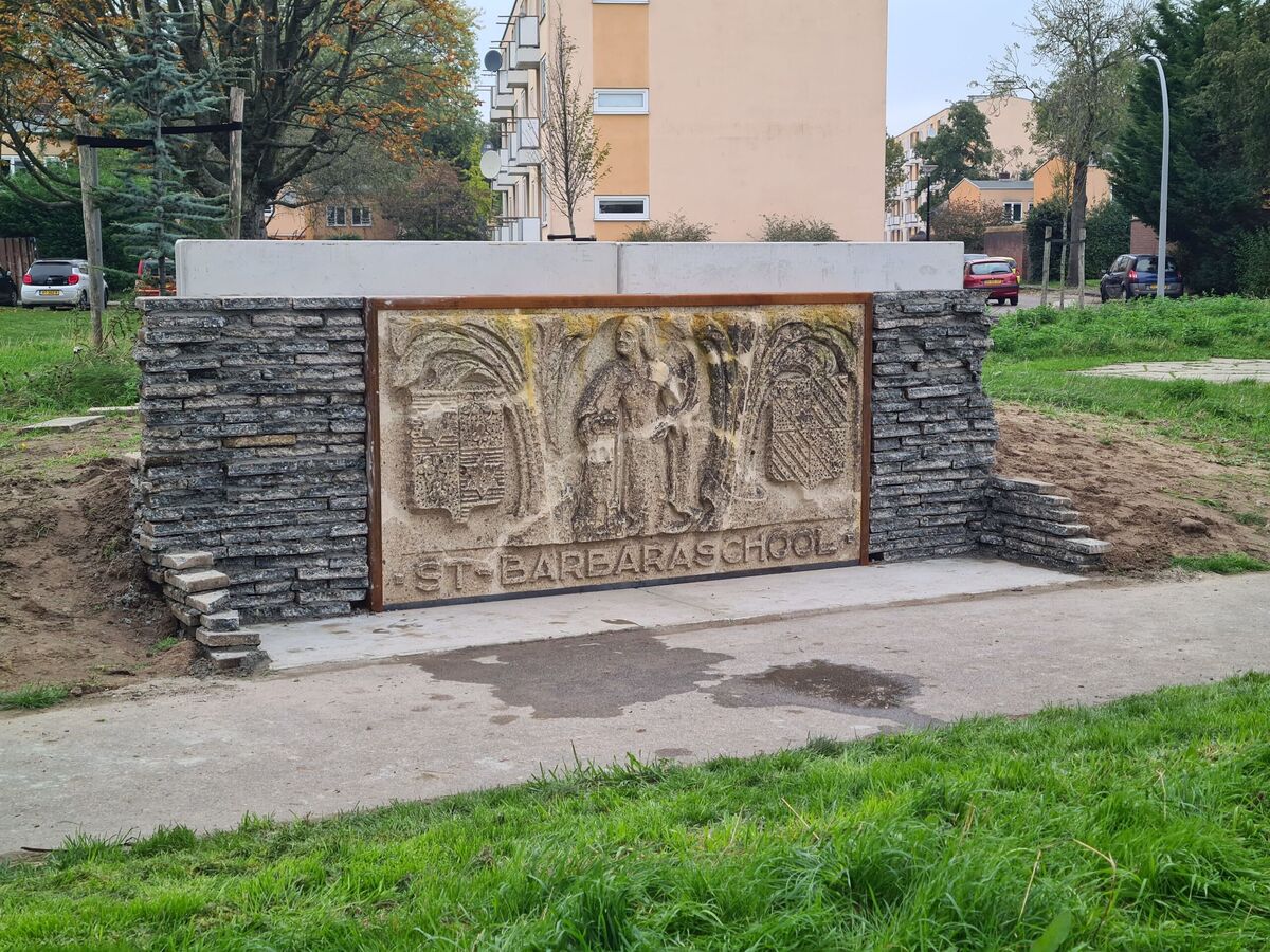 Het monument van gestapelde tegels in Vlaardingen