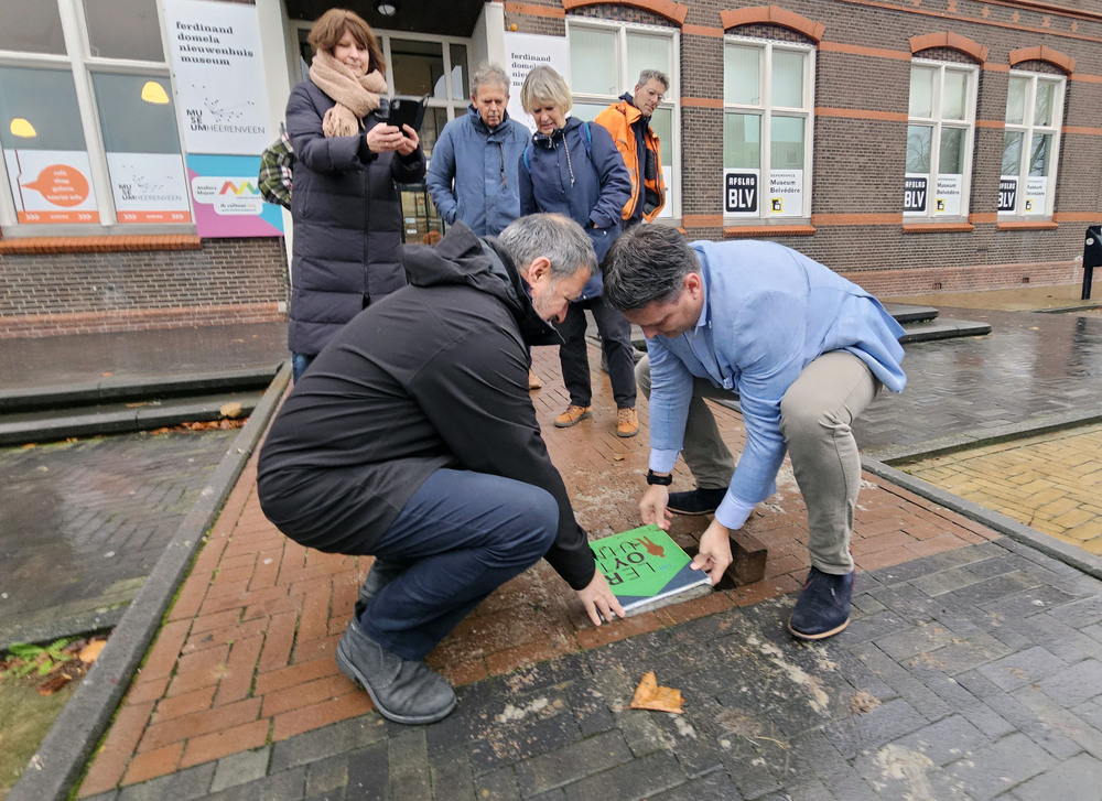 Eerste tegel voor Le Roy-pad gelegd door wethouder Rolie Tromp