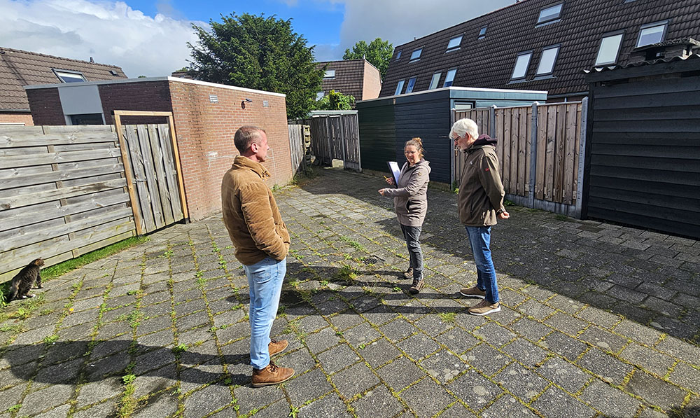 Sociaal tuinieren met Stichting Present! V.l.n.r. Jitze Hooghiemstra (Present), hovenier Meintje Jonkman en Roelof Koster (ecokathedraal Mildam) bekijken de locatie. (foto: Peter Wouda)