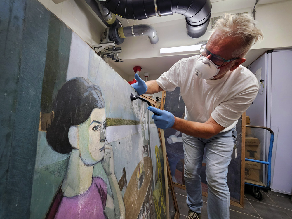 Conservator Tjeerd de Jong van Tresoar bezig met het conserveren van het schilderij van Louis Le Roy. foto Peter Wouda