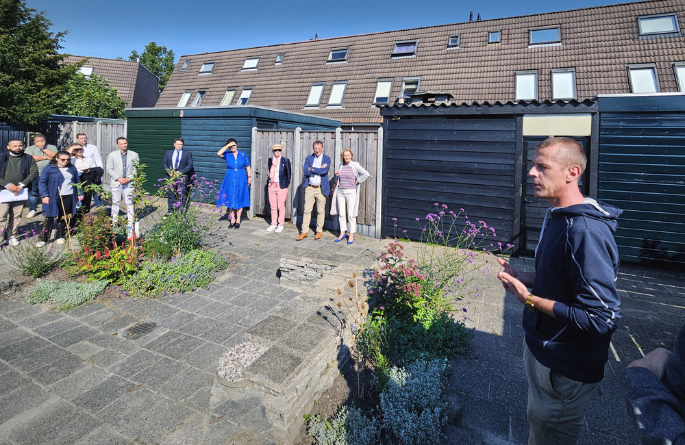 wethouders heerenveen binnenlandse zaken bezoek le roy tuintje jitze hooghiemstra