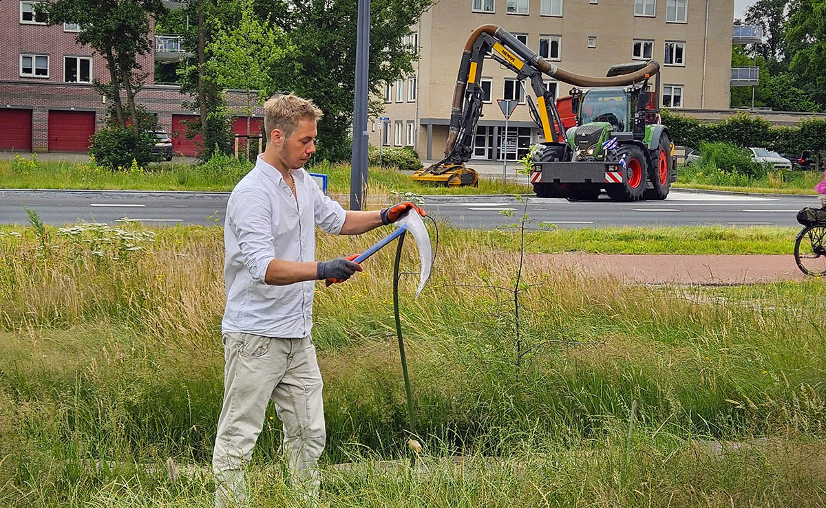 Er zit een groot verschil tussen maaien met de zeis en maaien met een machine
