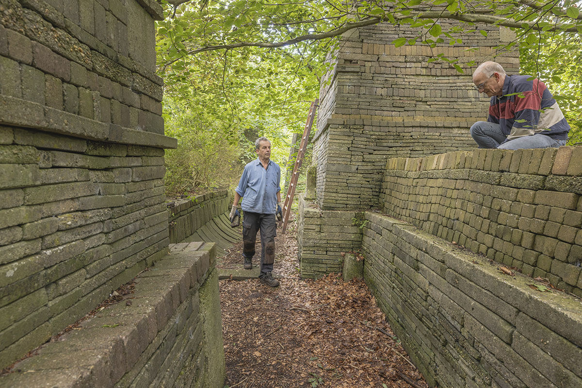 Marcel Prins (bouwmeester 'Mildam') en Peter Wouda (bouwmeester 'Heerenveen') aan het werk in de ecokathedraal in Mildam. (foto: Wouter van der Sar / Rijksdienst voor Cultureel Erfgoed)