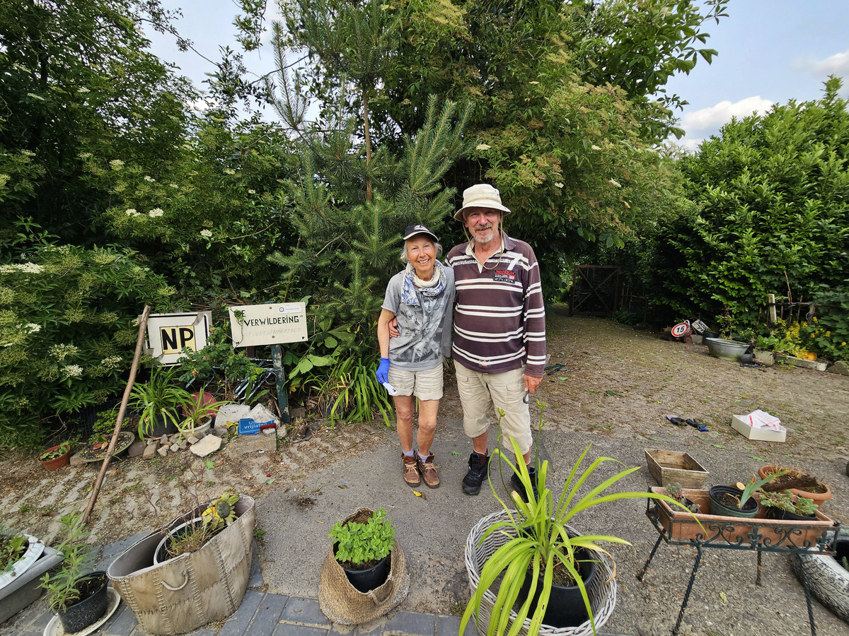Mirjam en Paul bij de ingang van hun groene wildernis aan de Horndijk in Leerdam